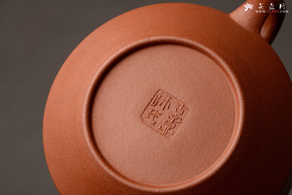 紫砂壶图片：万阗阗作品 国师和石精心装饰瓦当 全手扁石 古味韵长~ - 宜兴紫砂壶网