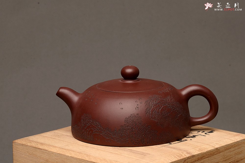 紫砂壶图片： 优质底料 李彦雄通景山水 全手小半月 古体山水 - 宜兴紫砂壶网