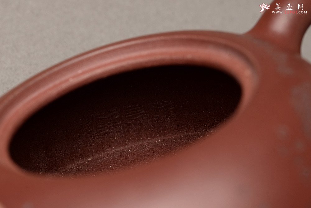 紫砂壶图片： 优质底料 李彦雄通景山水 全手小半月 古体山水 - 宜兴紫砂壶网