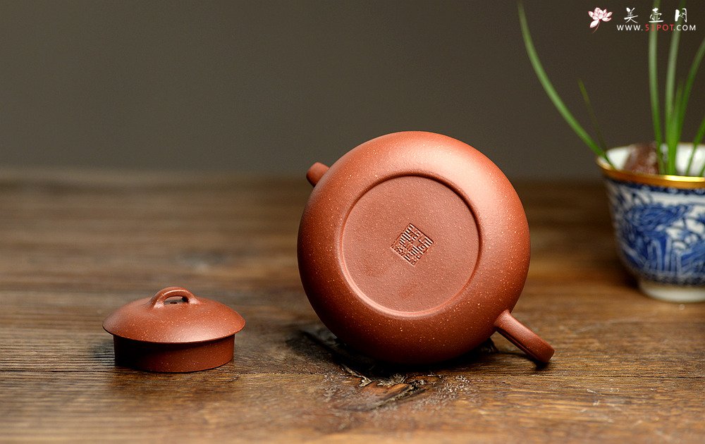 紫砂壶图片：美壶特惠 路达全手新品 温润可人 扁而不僵 全手扁腹 - 宜兴紫砂壶网