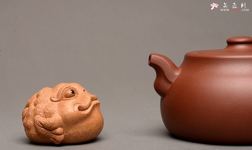紫砂壶图片：万阗阗最新全手作品 厚重有韵致 线条严谨流畅 大蕴井栏 - 宜兴紫砂壶网