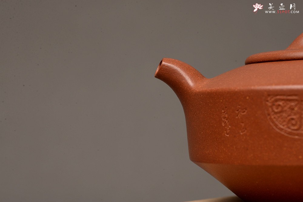 紫砂壶图片：万阗阗作品 国师和石精心装饰瓦当 全手扁石 古味韵长~ - 宜兴紫砂壶网