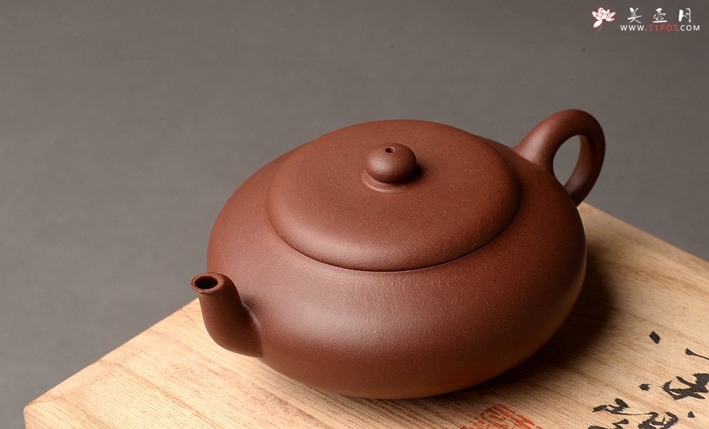 紫砂壶图片：王薇乙未年冬 娇小可人 明清意韵 把玩实用 全手扁梨 - 宜兴紫砂壶网