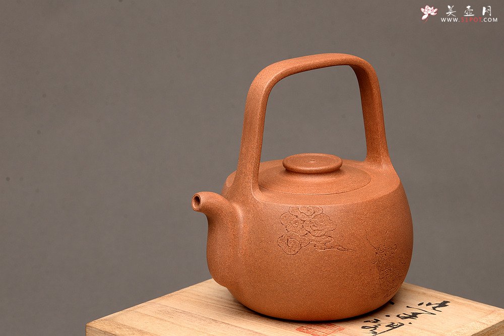 紫砂壶图片：钱建荷全手新作 福乐提梁 做工精致 游心堂装饰 - 宜兴紫砂壶网