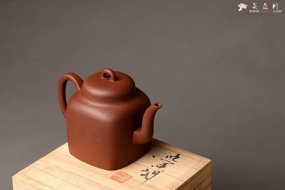 紫砂壶图片：于洪跃全手新品 方圆结合 挺拔劲美 柔与刚  印方 - 宜兴紫砂壶网