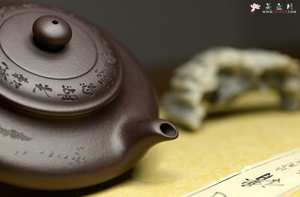 紫砂壶图片：精心之作 通景虚扁  李彦雄代表作 原矿老紫泥 - 宜兴紫砂壶网