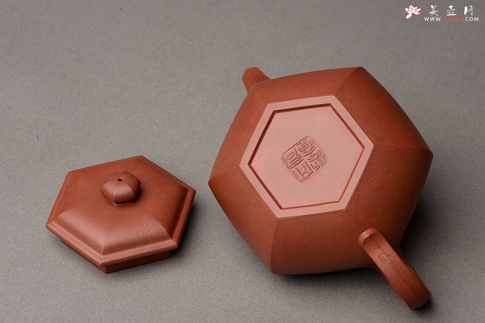 紫砂壶图片： 韧度十足  全手六方仿古  线条挺拔 端方雅正 - 宜兴紫砂壶网