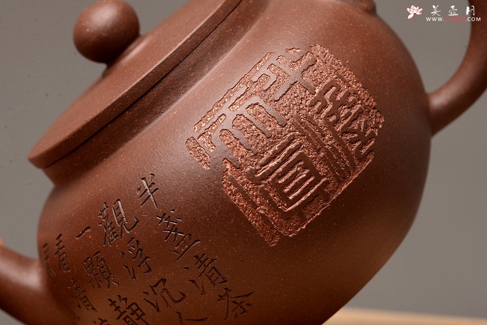 紫砂壶图片：张听钢精刻之作 全手平盖莲子 耐品古朴 油润老紫泥调砂 - 宜兴紫砂壶网