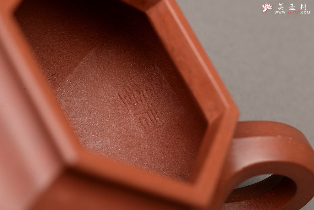 紫砂壶图片： 韧度十足  全手六方仿古  线条挺拔 端方雅正 - 宜兴紫砂壶网