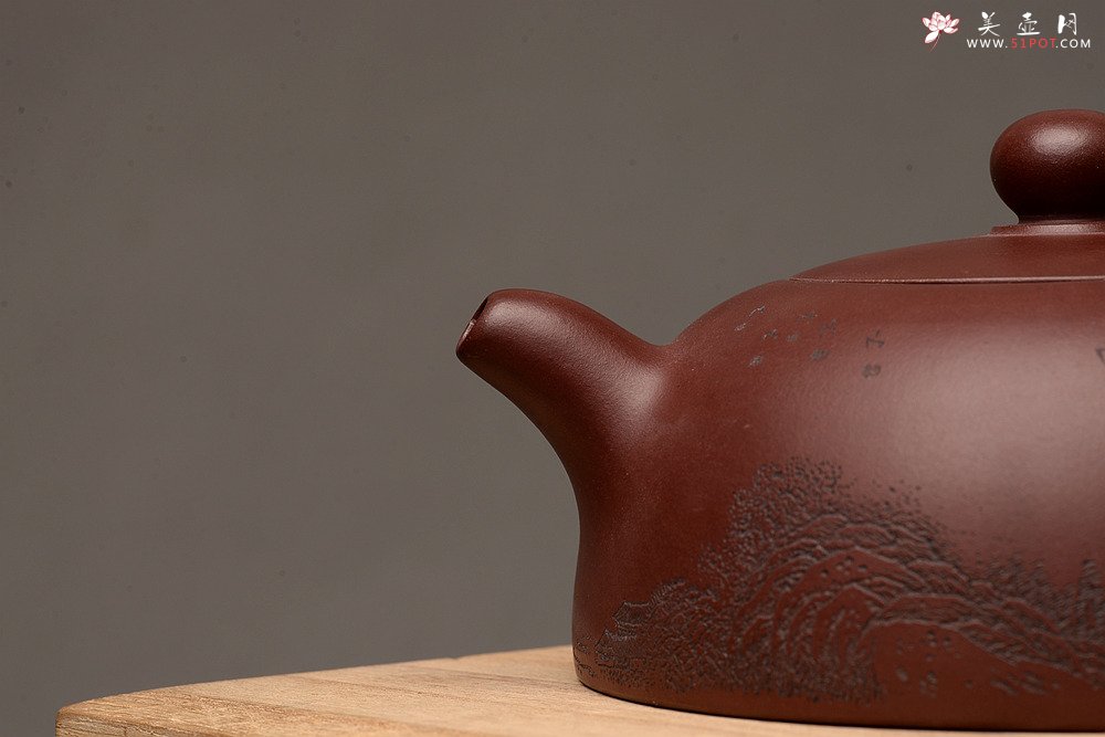 紫砂壶图片： 优质底料 李彦雄通景山水 全手小半月 古体山水 - 宜兴紫砂壶网