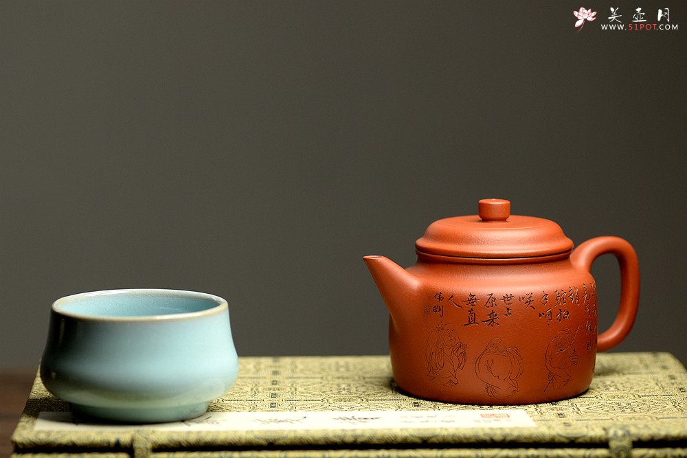 紫砂壶图片：钱伟刚精心装饰三陀图 经典实用 优质朱泥 德中 - 宜兴紫砂壶网