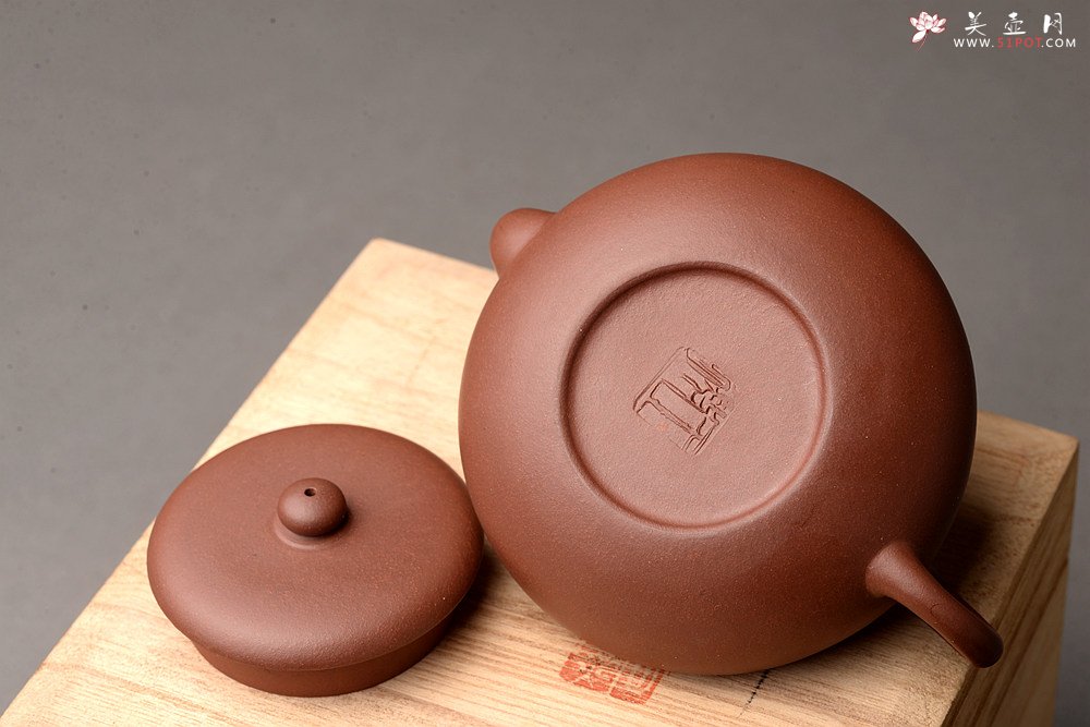 紫砂壶图片：王薇乙未年冬 娇小可人 明清意韵 把玩实用 全手扁梨 - 宜兴紫砂壶网