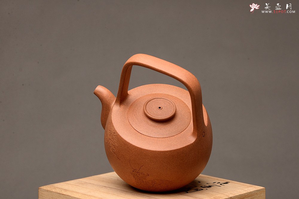 紫砂壶图片：钱建荷全手新作 福乐提梁 做工精致 游心堂装饰 - 宜兴紫砂壶网