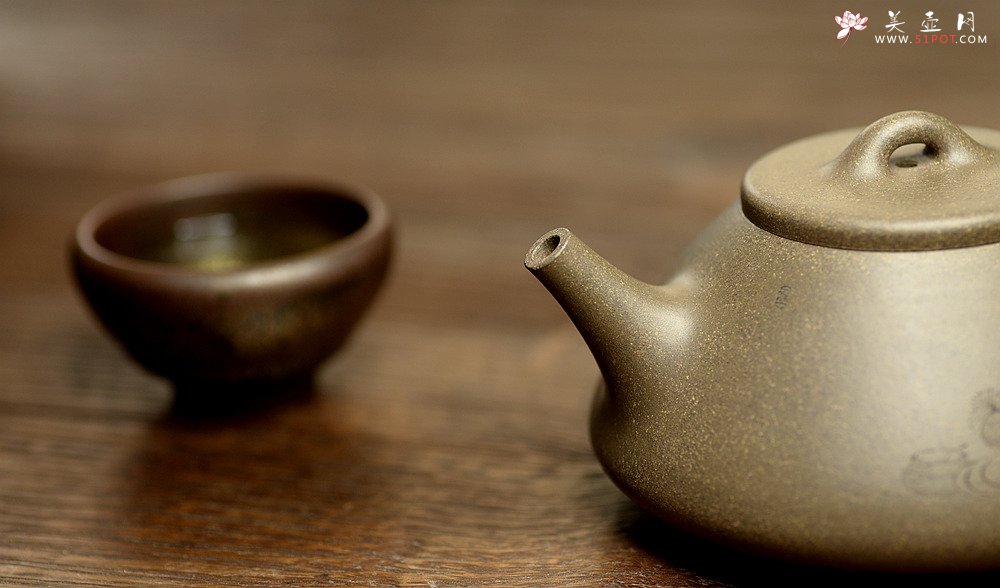 紫砂壶图片：优质青段全手子冶石瓢 骨肉均挺 文气佳品 国师和石装饰 - 宜兴紫砂壶网