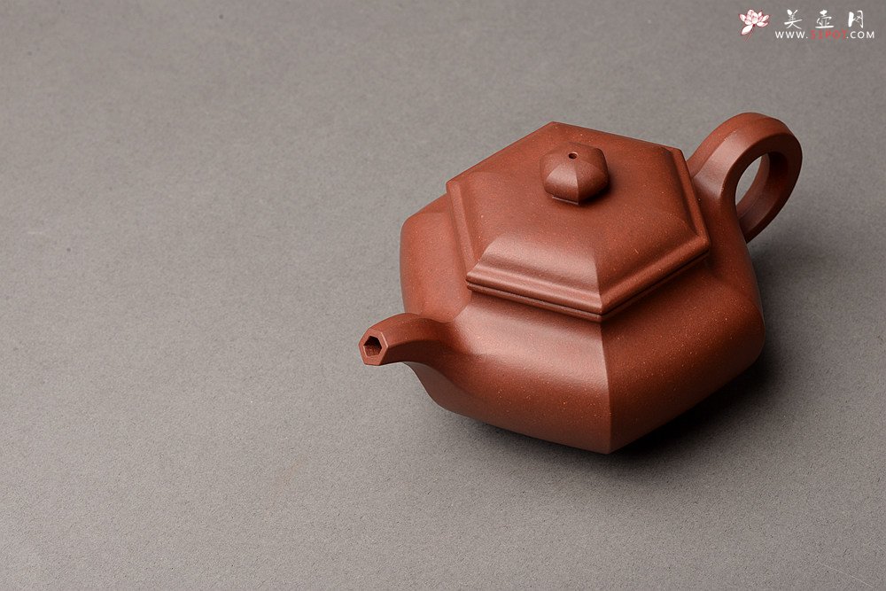 紫砂壶图片： 韧度十足  全手六方仿古  线条挺拔 端方雅正 - 宜兴紫砂壶网