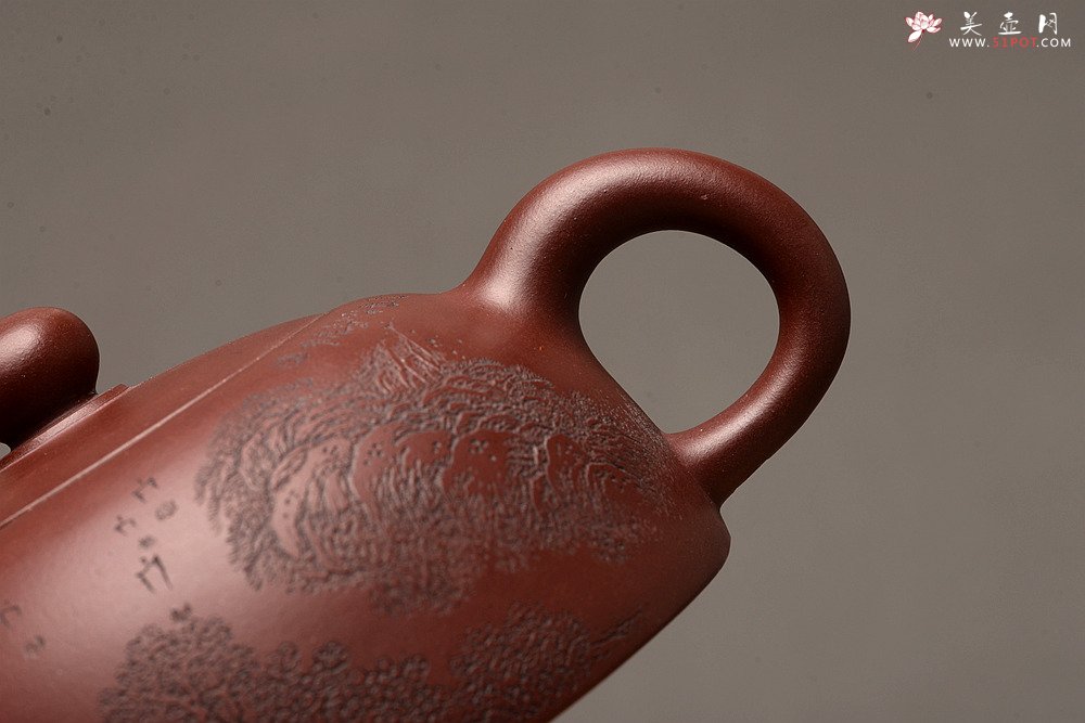 紫砂壶图片： 优质底料 李彦雄通景山水 全手小半月 古体山水 - 宜兴紫砂壶网