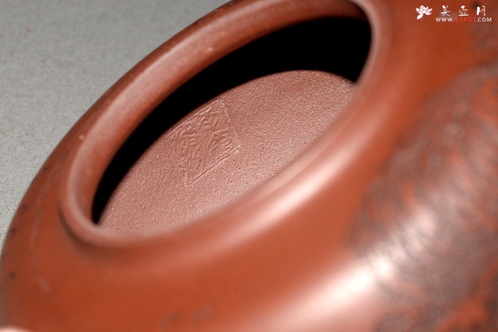 紫砂壶图片：李彦雄精刻山水 道洪风格之全手玉韵  精品之作 - 宜兴紫砂壶网