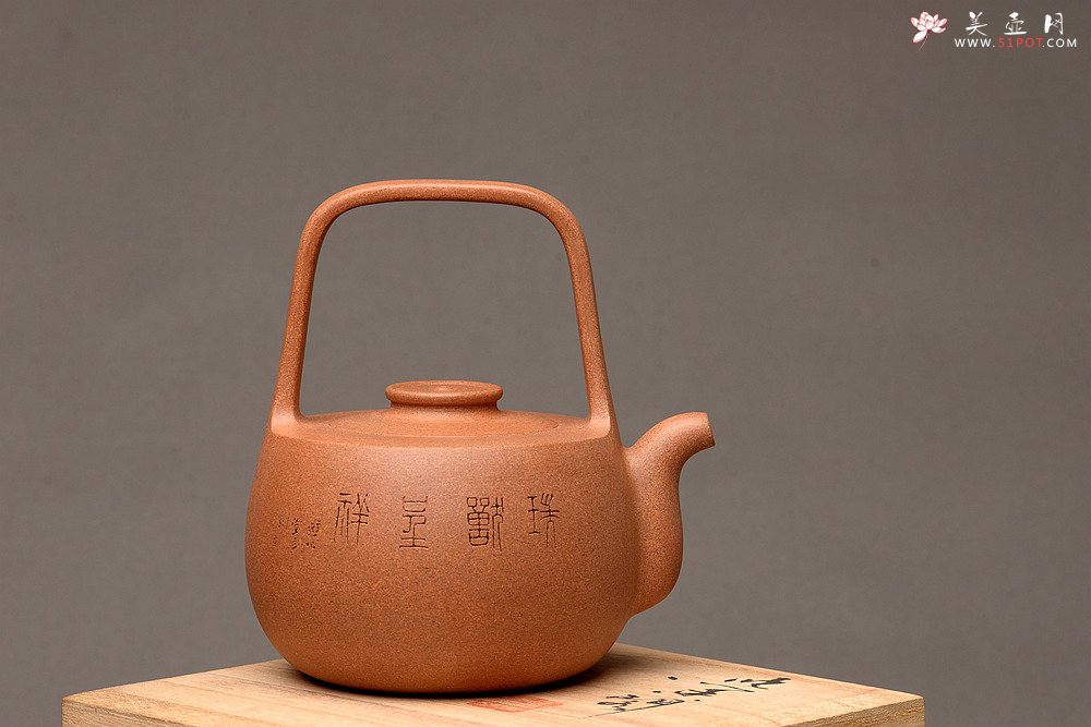 紫砂壶图片：钱建荷全手新作 福乐提梁 做工精致 游心堂装饰 - 宜兴紫砂壶网