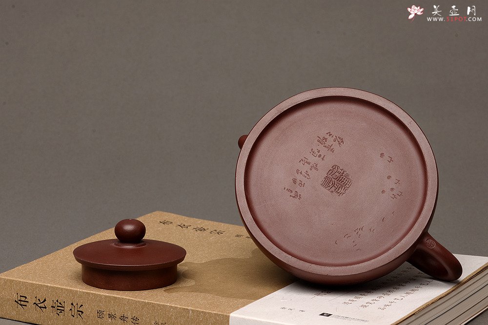 紫砂壶图片： 优质底料 李彦雄通景山水 全手小半月 古体山水 - 宜兴紫砂壶网