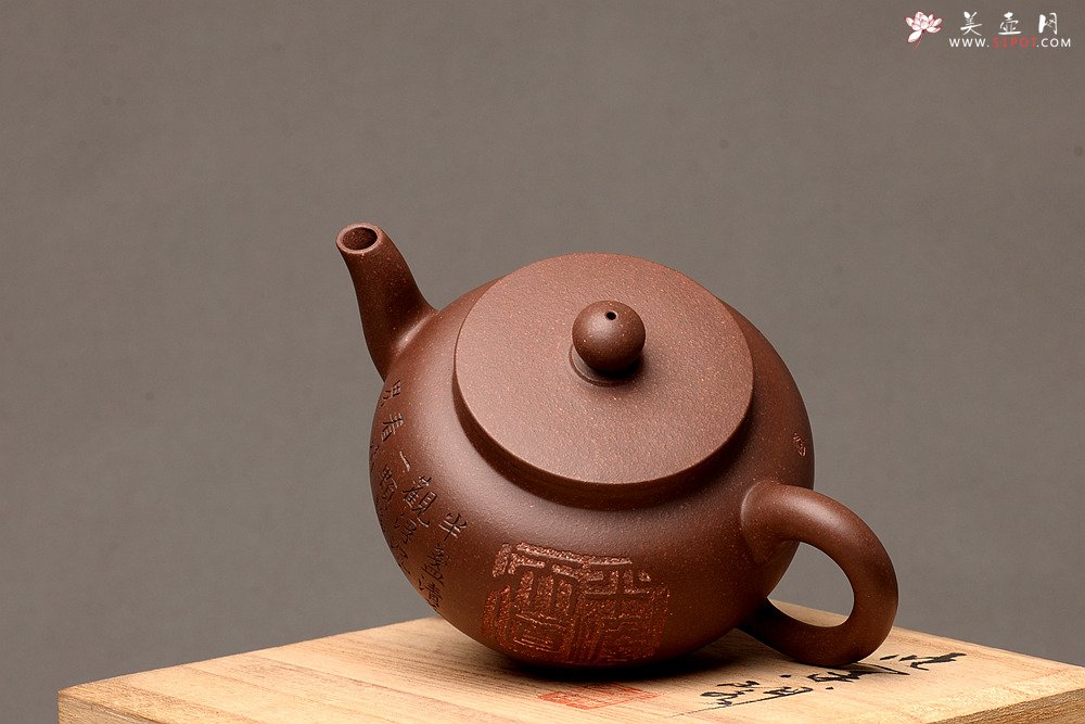 紫砂壶图片：张听钢精刻之作 全手平盖莲子 耐品古朴 油润老紫泥调砂 - 宜兴紫砂壶网