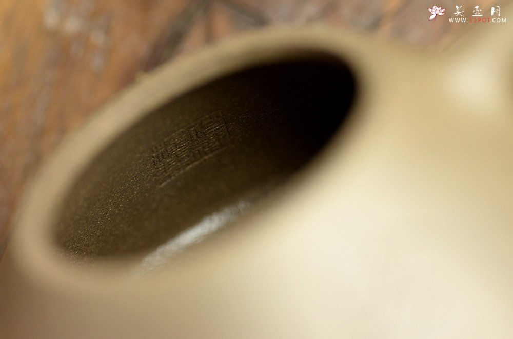 紫砂壶图片：优质青段全手子冶石瓢 骨肉均挺 文气佳品 国师和石装饰 - 宜兴紫砂壶网