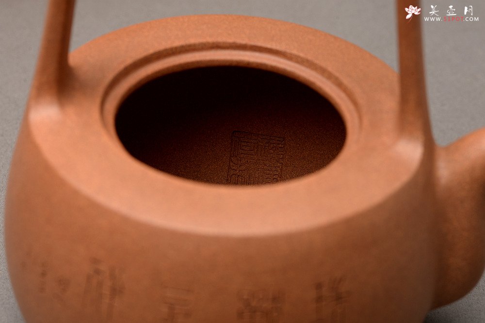 紫砂壶图片：钱建荷全手新作 福乐提梁 做工精致 游心堂装饰 - 宜兴紫砂壶网