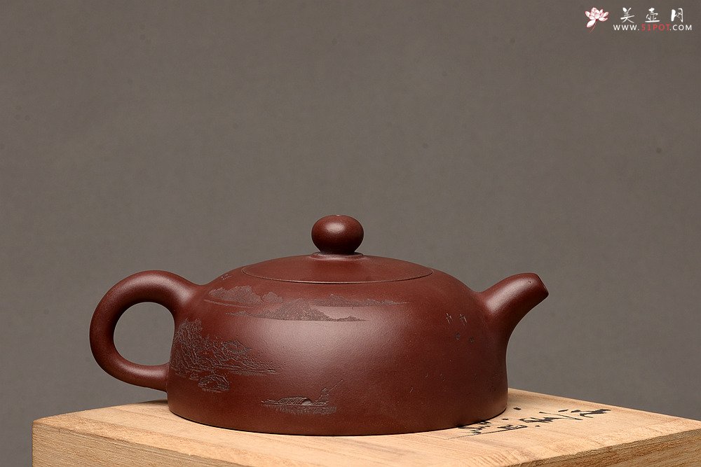 紫砂壶图片： 优质底料 李彦雄通景山水 全手小半月 古体山水 - 宜兴紫砂壶网
