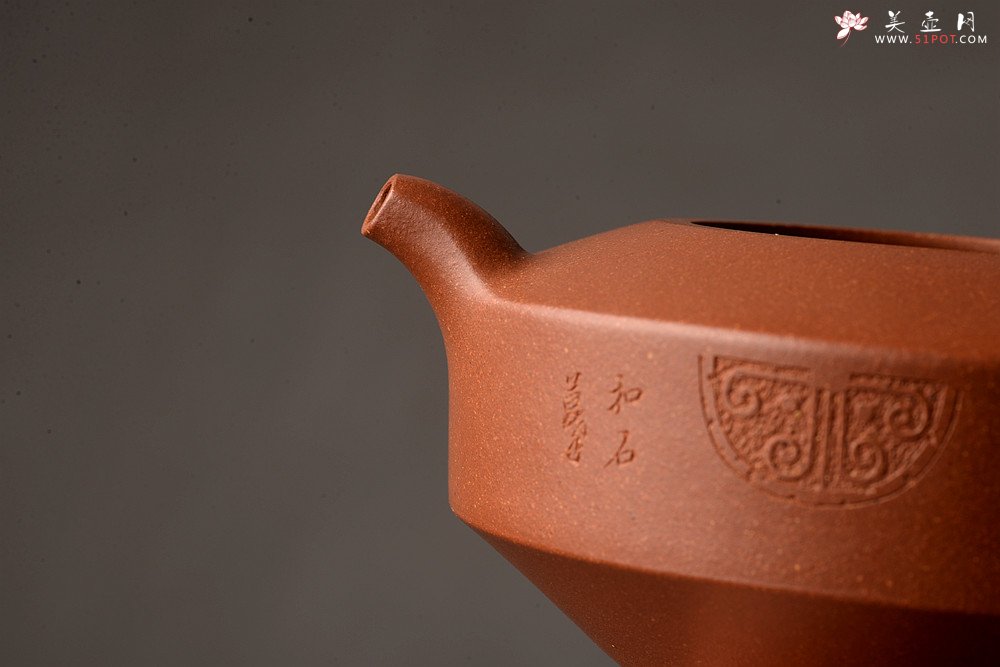 紫砂壶图片：万阗阗作品 国师和石精心装饰瓦当 全手扁石 古味韵长~ - 宜兴紫砂壶网