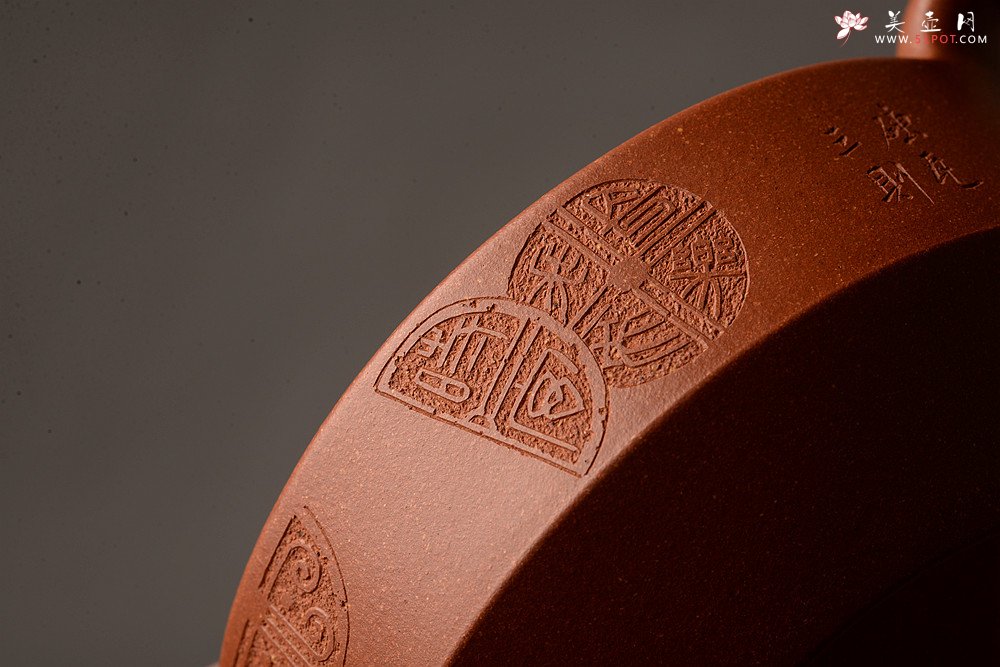紫砂壶图片：万阗阗作品 国师和石精心装饰瓦当 全手扁石 古味韵长~ - 宜兴紫砂壶网
