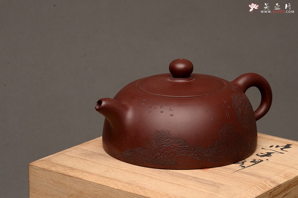 紫砂壶图片： 优质底料 李彦雄通景山水 全手小半月 古体山水 - 宜兴紫砂壶网