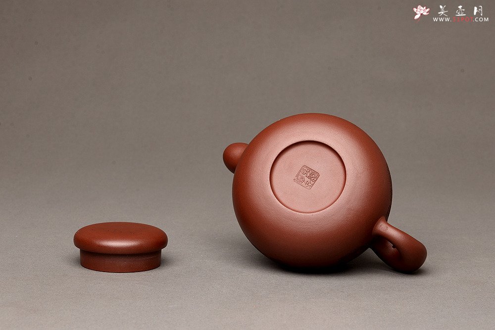 紫砂壶图片：李彦雄精刻山水 道洪风格之全手玉韵  精品之作 - 宜兴紫砂壶网