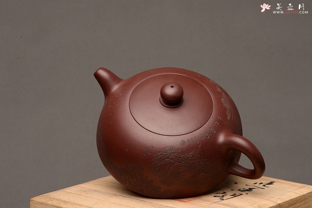 紫砂壶图片： 优质底料 李彦雄通景山水 全手小半月 古体山水 - 宜兴紫砂壶网