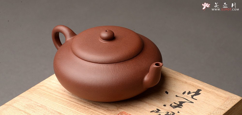 紫砂壶图片：王薇乙未年冬 娇小可人 明清意韵 把玩实用 全手扁梨 - 宜兴紫砂壶网