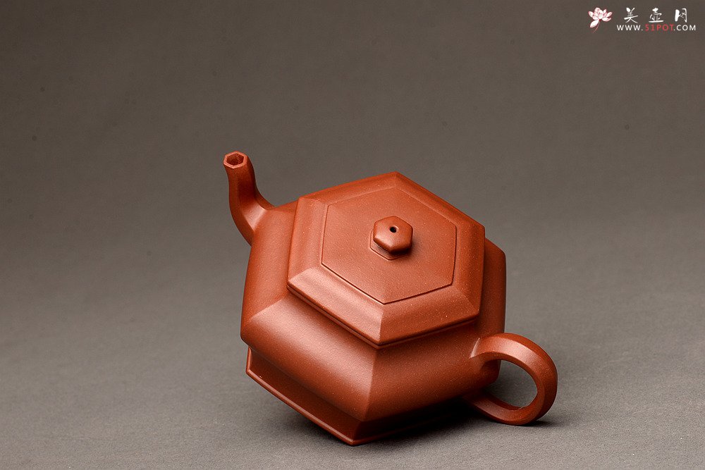 紫砂壶图片：何卫枫全手新品 线条清晰流畅 全手六方虚扁 - 宜兴紫砂壶网