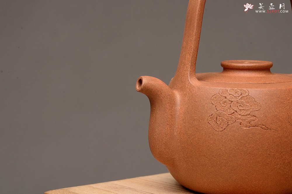 紫砂壶图片：钱建荷全手新作 福乐提梁 做工精致 游心堂装饰 - 宜兴紫砂壶网