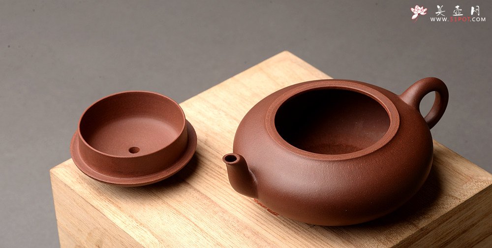 紫砂壶图片：王薇乙未年冬 娇小可人 明清意韵 把玩实用 全手扁梨 - 宜兴紫砂壶网