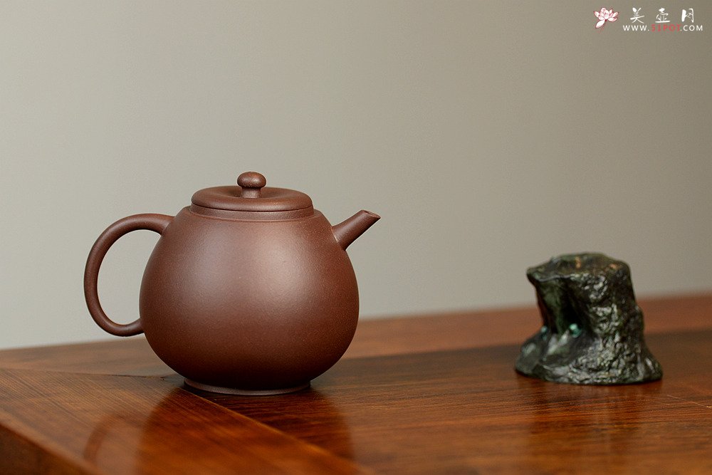 紫砂壶图片：美壶特惠 谭华斌近作 小龙蛋 钢管直流~球孔 古拙有味 - 宜兴紫砂壶网