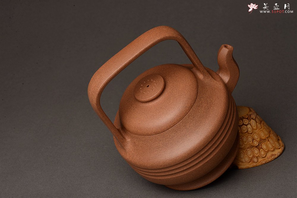 紫砂壶图片：钱建荷全手新作 书房茗器 博古提梁 做工精致 浑厚大气 - 宜兴紫砂壶网