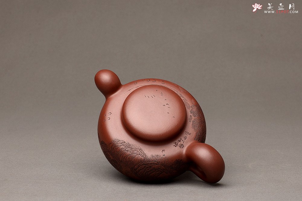 紫砂壶图片：李彦雄精刻山水 道洪风格之全手玉韵  精品之作 - 宜兴紫砂壶网