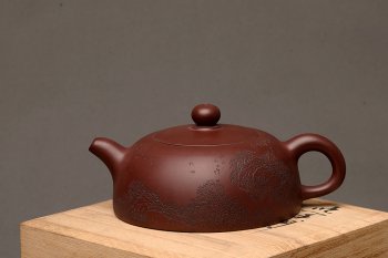 紫砂壶图片： 优质底料 李彦雄通景山水 全手小半月 古体山水 - 宜兴紫砂壶网