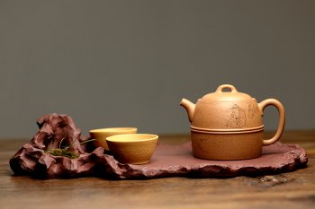 紫砂壶图片：国助工唐文新作 至雍壶 由游心堂主人装饰 - 宜兴紫砂壶网