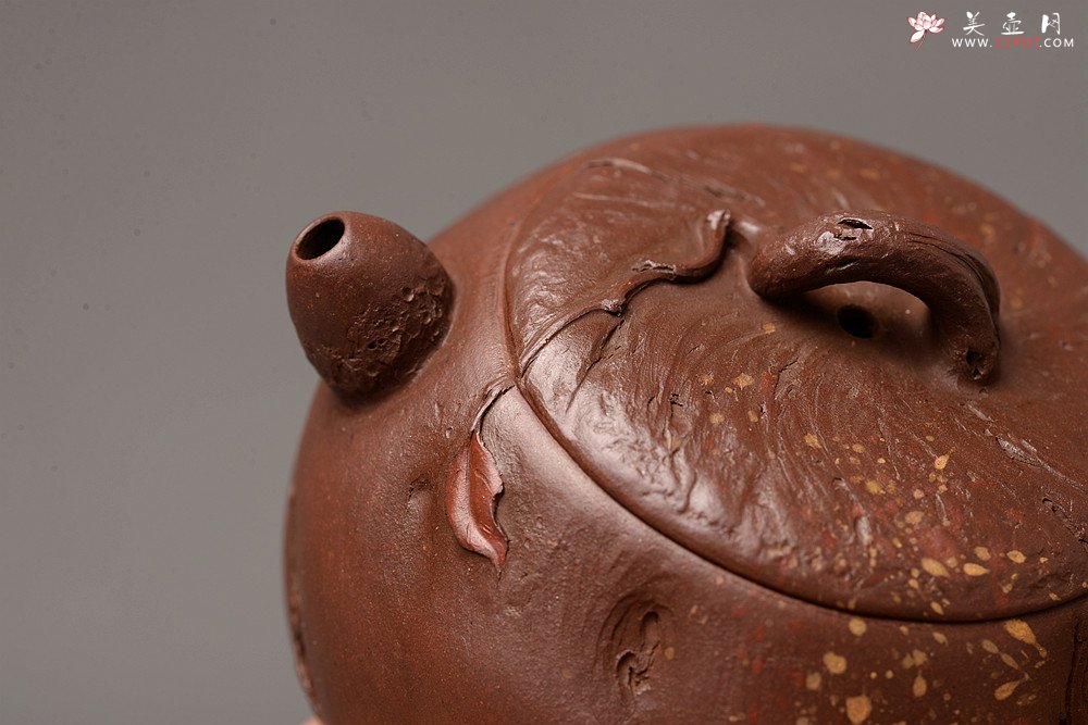 紫砂壶图片：潘丹初乙未冬全手作品 砂滴点点 随型桩 俏人小嘴 秋思 出水暴爽 - 宜兴紫砂壶网