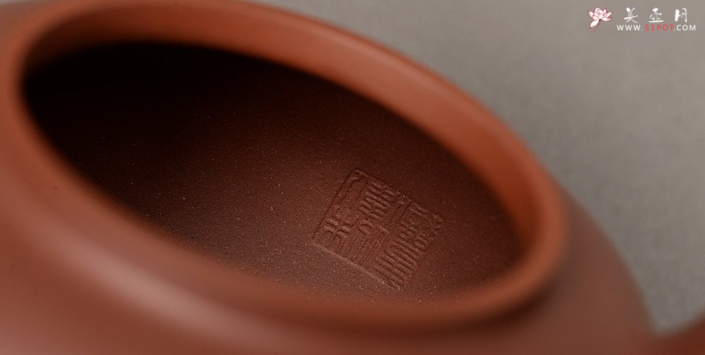 紫砂壶图片：储俊伟乙未精工佳作 油润底槽青 全手三足宝莲提梁 霸气十足 做工精致  - 宜兴紫砂壶网