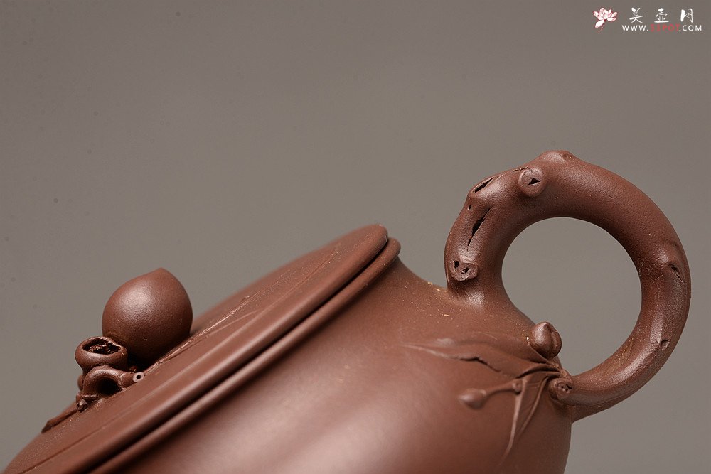 紫砂壶图片：潘丹初全手作品 送礼自用精品~ 优质老紫泥 竹韵桃丰 祝寿 - 宜兴紫砂壶网