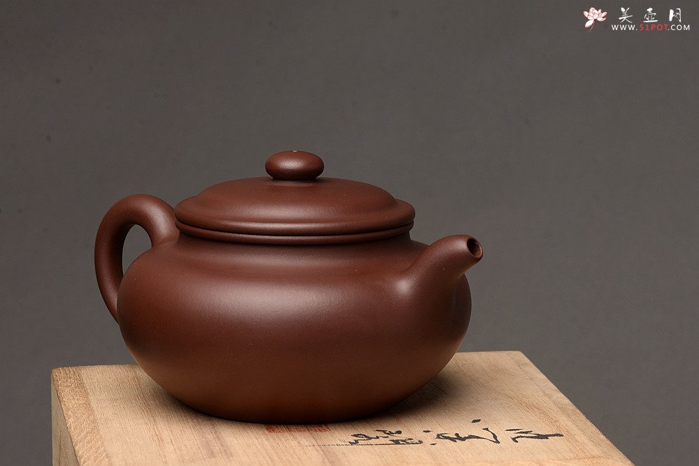 紫砂壶图片：极品老紫泥 端庄周正 传统经典 全手仿古 做工精致 - 宜兴紫砂壶网