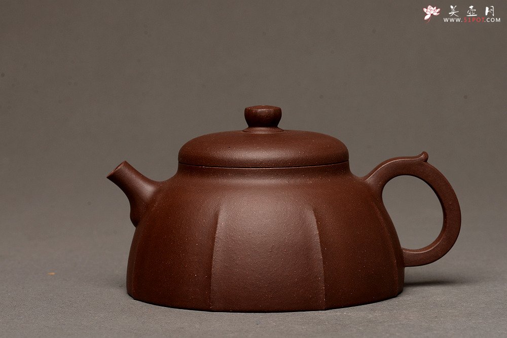 紫砂壶图片：周路健全手新作 线条流畅 稳重敦厚 难得老紫泥 印月 - 宜兴紫砂壶网
