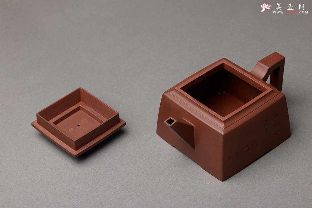 紫砂壶图片：何卫枫乙未年冬作品 赵辉文气陶刻 铁汉柔情 全手新升方 线条挺拔 - 宜兴紫砂壶网