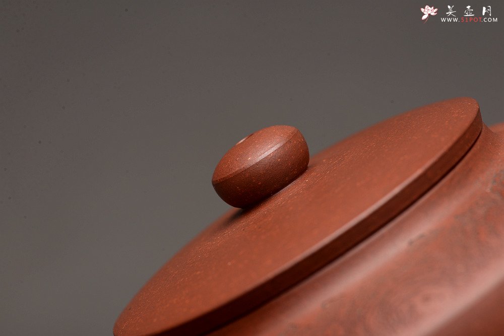 紫砂壶图片：何卫枫 优质底槽青 全手汉扁 李彦雄装饰通景山水 传统经典 强强联合 - 宜兴紫砂壶网