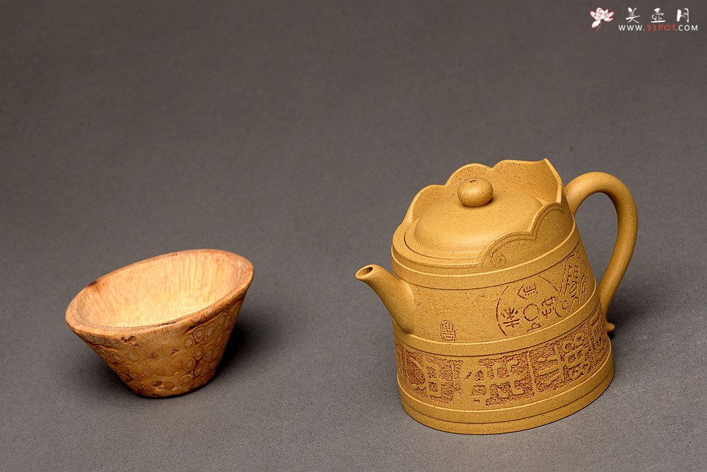 紫砂壶图片：于洪霞乙未冬作品  张听刚装饰 简古拙朴 做工精致 全手摹古僧帽 - 宜兴紫砂壶网