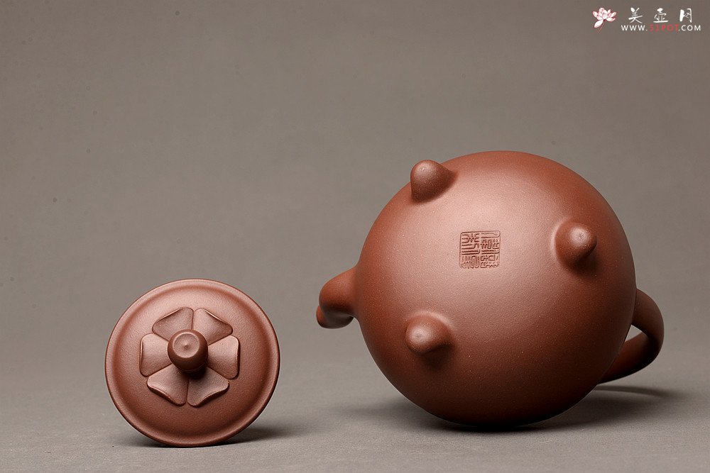 紫砂壶图片：储俊伟乙未精工佳作 油润底槽青 全手三足宝莲提梁 霸气十足 做工精致  - 宜兴紫砂壶网